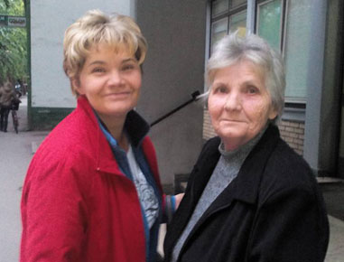 Danas je moja mama prošetala gradom, a to nije više decenija uradila. Dani ludaje u Kikindi su ove godine lepi i za nju. Srećna sam i zadovoljna ovom metodom i pozdravljamo dr Dragana Oljaču, koji je vratio mamin osmeh u naš grad. 