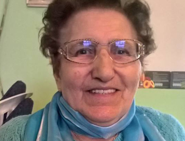 Godinama sam se lečila od kičme i kolena, ali sam i dalje imala bolove i kretala sam se pomoću štapa. Nisam izlazila iz kuće, osim da raširim veš. Čula sam za nameštanje atlasa od moje prijateljice i evo me sada hodam bez štapa. Bolove ne osećam ni u kičmi ni u ramenima. Mnogo sam zahvalna za ovaj tretman.
 