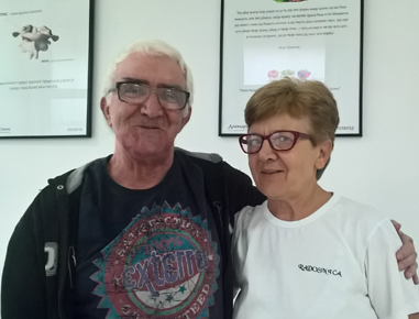 Došla sam sa nateklom desnom nogom i nisam mogla od bolova da se bukvalno pomeram, uz to visok pritisak, štitna žlezda itd. Evo me danas ponovo na kontroli ja sam druga osoba. Od vremena nameštanja atlasa nisam popila ni jednu tabletu od bolova, lek za pritisak ne pijem, za srce ne pijem, za crkulaciju ne pijem. Psorijaza mog muža od koje boluje više od 20 godina počela je da se suši. Bio je teži asmatičar i koristio tri vrste pumpica.
 